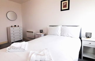 Photo 3 - Luxury 2 bed Apt 10 mins to City Centre