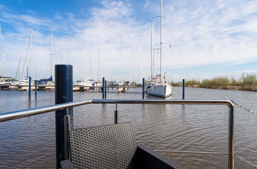 Foto 37 - Beautiful Houseboat in Marina of Volendam With Shared Pool