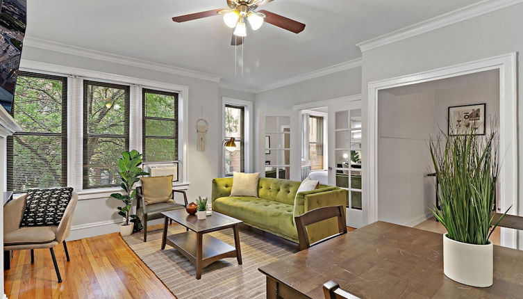 Photo 1 - 2BR Bustling & Lively Apt in Lake View