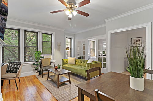 Photo 1 - 2BR Bustling & Lively Apt in Lake View