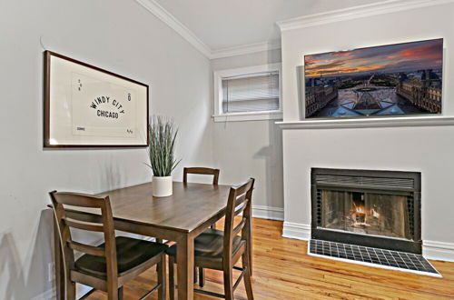 Photo 13 - 2BR Bustling & Lively Apt in Lake View