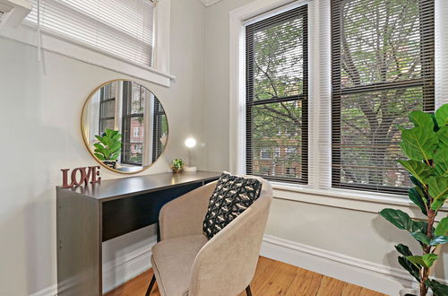 Photo 17 - 2BR Bustling & Lively Apt in Lake View