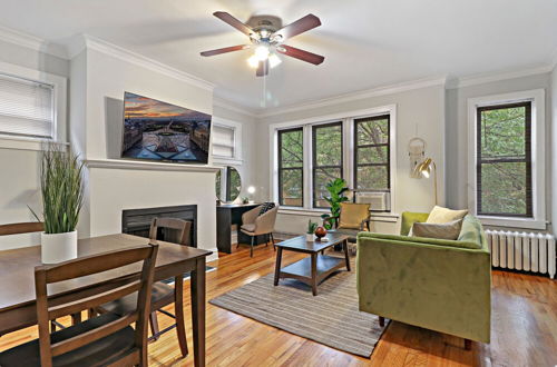 Photo 9 - 2BR Bustling & Lively Apt in Lake View