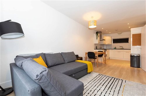 Photo 16 - Lovely 1 Bedroom Flat Overlooking Canal in Hackney