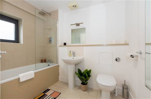 Photo 10 - Lovely 1 Bedroom Flat Overlooking Canal in Hackney