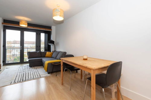 Photo 12 - Lovely 1 Bedroom Flat Overlooking Canal in Hackney