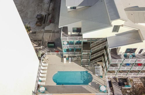 Foto 38 - Cozy Condo on the White Sand Beach With Pool