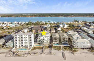 Foto 2 - Cozy Condo on the White Sand Beach With Pool