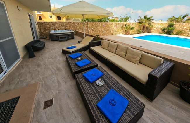 Comfortable Home With hot tub and Communal Pool - Photo 3