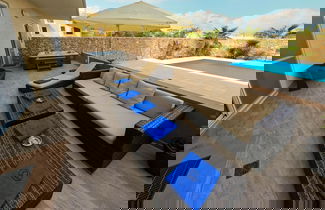 Photo 3 - Comfortable Home With hot tub and Communal Pool