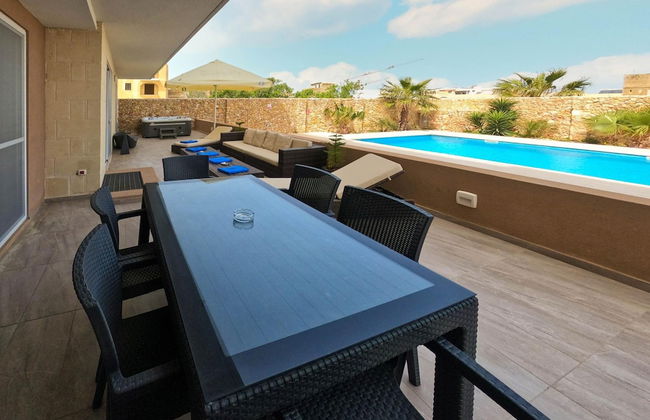 Comfortable Home With hot tub and Communal Pool - Photo 7