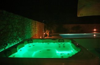Photo 2 - Comfortable Home With hot tub and Communal Pool