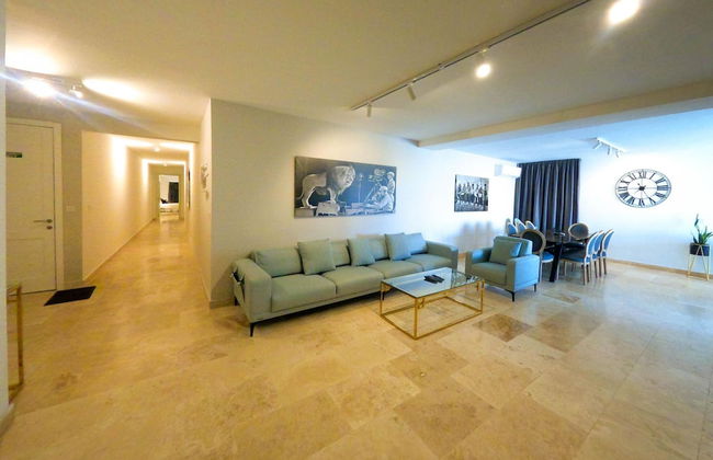 Comfortable Home With hot tub and Communal Pool - Photo 6