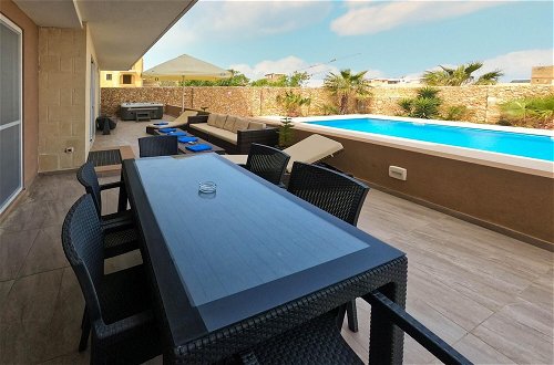 Photo 7 - Comfortable Home With hot tub and Communal Pool