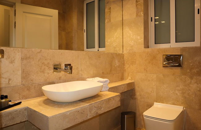 Comfortable Home With hot tub and Communal Pool - Photo 29