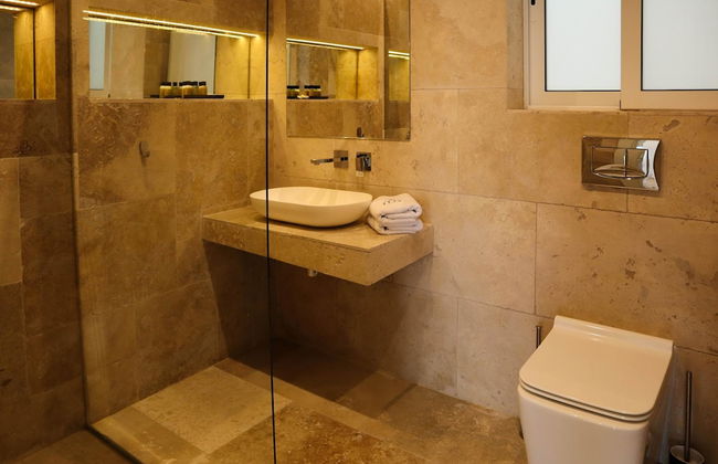 Comfortable Home With hot tub and Communal Pool - Photo 31
