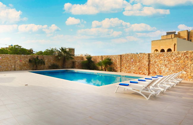 Comfortable Home With hot tub and Communal Pool - Photo 8