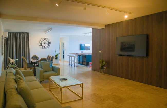Comfortable Home With hot tub and Communal Pool - Photo 11