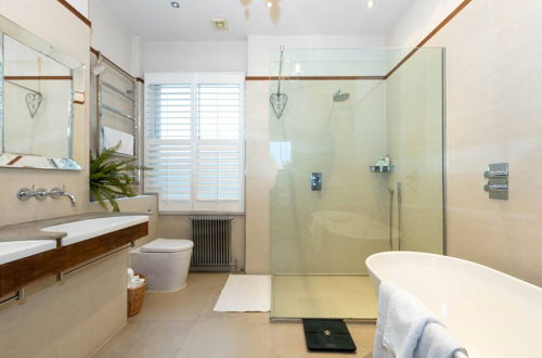 Photo 36 - Gorgeous 4 Bedroom Family Home Next to Clapham Common