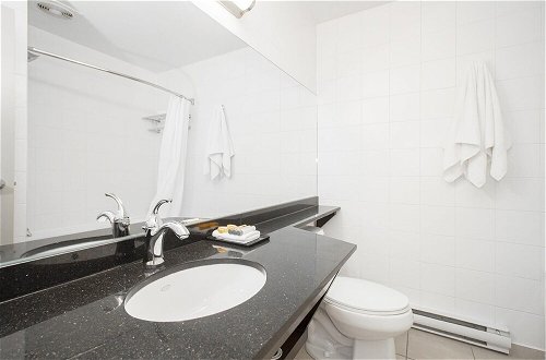 Foto 5 - One Bedroom Unit With in Suite Laundry and Parking