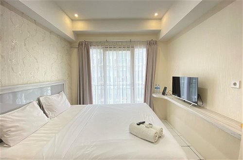 Photo 4 - Comfy Studio Room At Grand Asia Afrika Apartment