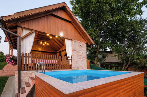 Photo 18 - Rustic Cottage With Heated Pool