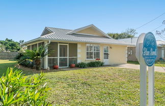 Photo 1 - Contemporary Bungalow / West End PCB / Available Now! / Perfect for Family