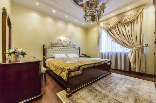 Photo 3 - Luxurious Classic Apartment Bessarabka