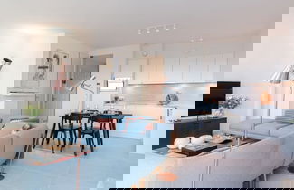 Foto 1 - Brand new Apartment With Terrace in Sky Garden