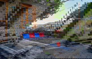 Foto 2 - Coastal Stone Hideaway With Stunning Scenery