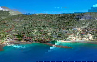 Photo 2 - Coastal Stone Residence With Spectacular Scenery