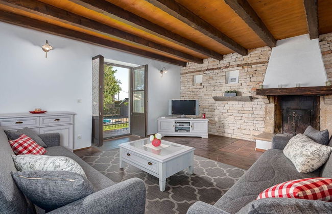 Beautiful Villa With Swimming Pool and Fenced Garden - Foto 17
