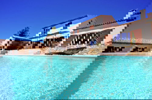 Foto 47 - Luxury Villa in Provence With a Private Pool