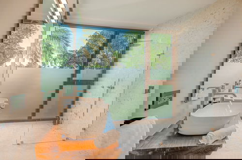 Foto 15 - Luxury 10br Beachfront Stunner With Private Pool