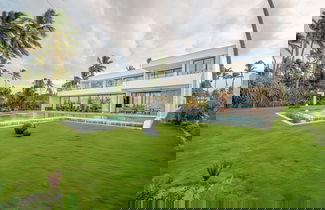 Foto 2 - Luxury 10br Beachfront Stunner With Private Pool