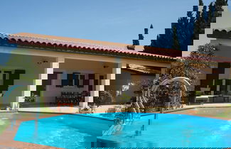 Foto 1 - Pretty Modern Holiday Home With Pool and Views of the Vineyards, Domazan