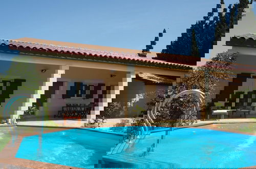 Foto 1 - Pretty Modern Holiday Home With Pool and Views of the Vineyards, Domazan