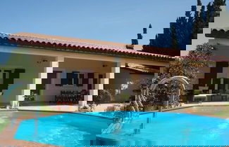 Foto 1 - Pretty Modern Holiday Home With Pool and Views of the Vineyards, Domazan