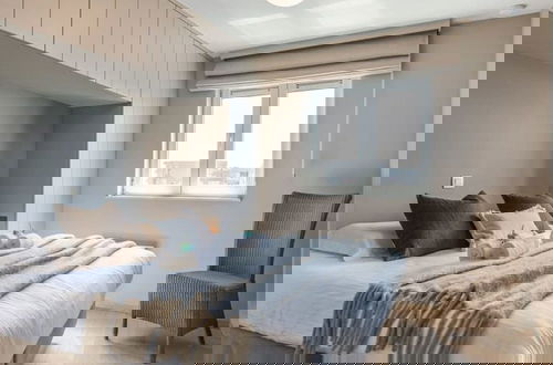 Foto 5 - Bright Apartment With Parking Near the Beach