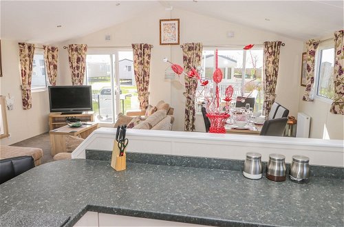 Photo 5 - Superb Detached Lodge Located on Skipsea Sands