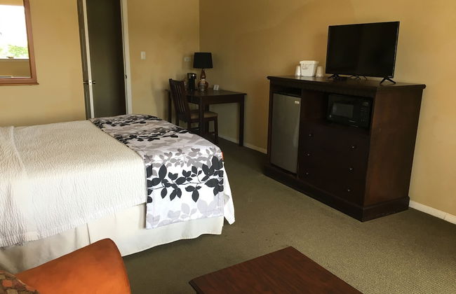 Ambassador Inn And Suites - Photo 3