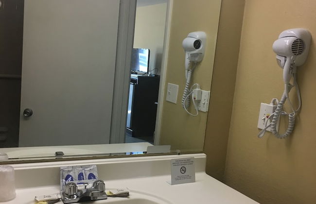 Ambassador Inn And Suites - Photo 37