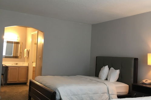 Photo 11 - Ambassador Inn And Suites