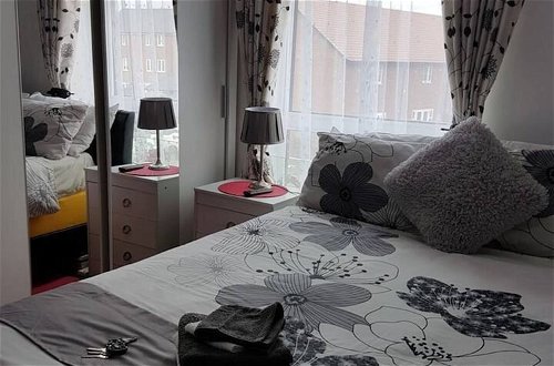 Photo 3 - Modern Apartment Minutes From Central London, UK