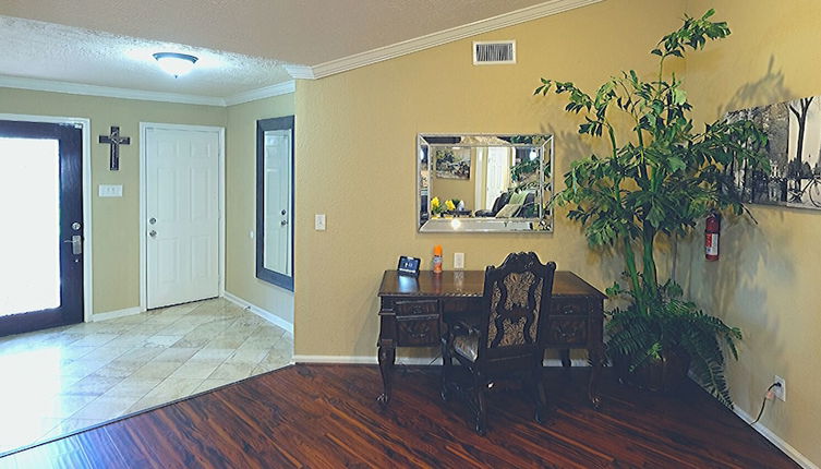 Photo 1 - 4Bdrm 2Bath 5Beds - NRG Rodeo - Big Home