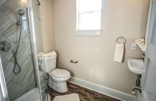 Beautiful Guest House on New Built Home Near Downtown - Photo 7