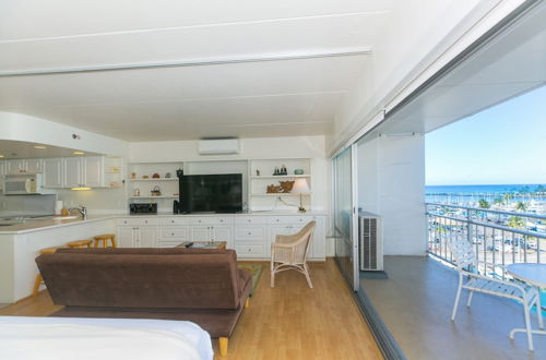 Foto 14 - Spacious One Bedroom Harbor View Condos at Ilikai Marina With Private Balcony