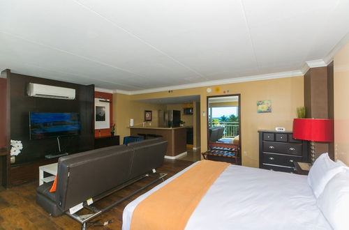 Photo 17 - Spacious One Bedroom Harbor View Condos at Ilikai Marina With Private Balcony