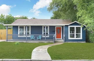 Foto 1 - Stylish 4 Br/2ba Renovated Home Near Downtown