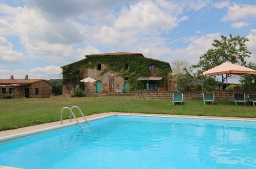 Foto 1 - Farmhouse in Sorano With Swimming Pool, Terrace, Barbecue